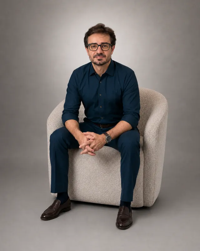 Dr. Fagner Guesser sentado em poltrona, de camisa azul