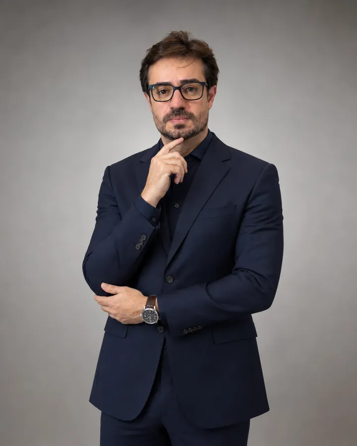 Dr. Fagner Guesser em pose pensativa, com a mão no queixo